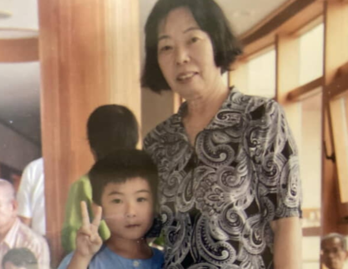 祖母と並ぶあどけない男の子→成人の日に再び並ぶと……　“1番かっこいい”現在の姿に「自慢の孫だろうな」「涙出ました」（1/3） | ライフスタイル ねとらぼ