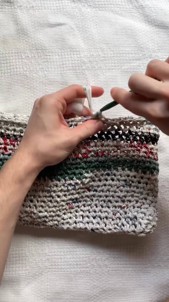 かぎ針で編みます