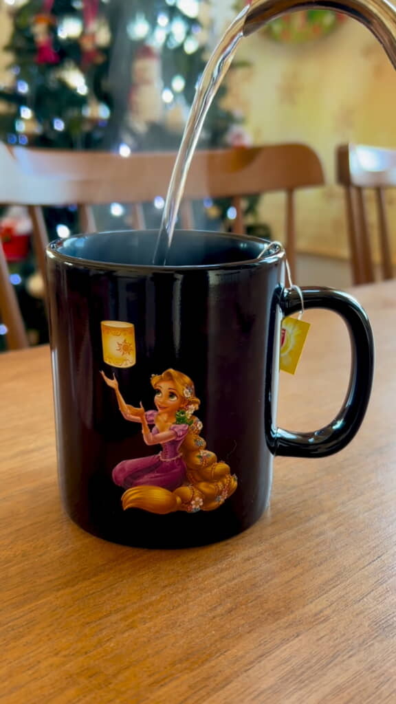 お湯を注いでいくと……