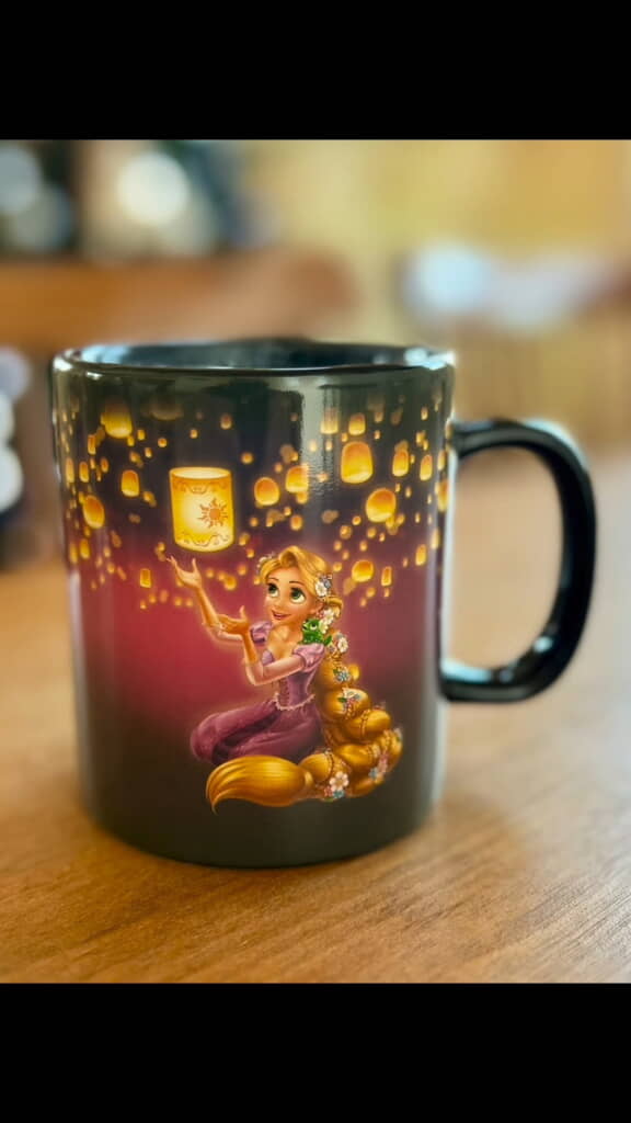 無数のランタンを見上げるラプンツェルの姿に！