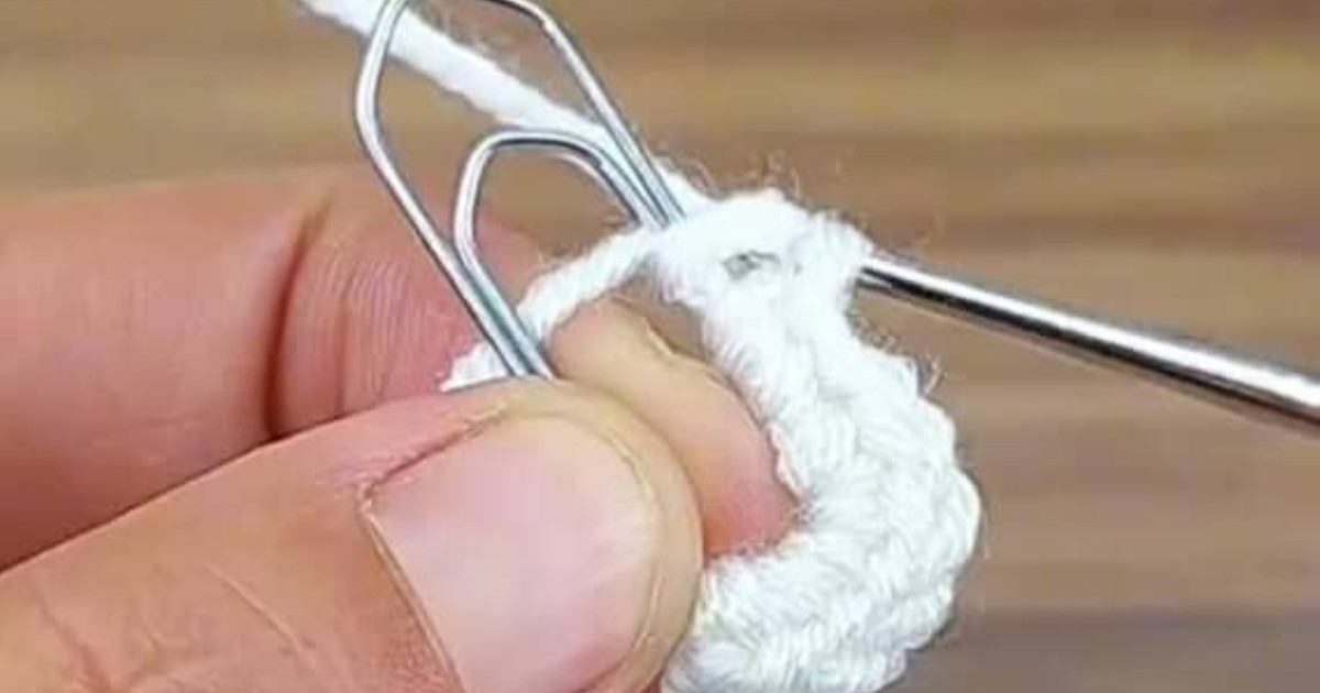 クリップに2色の毛糸を編みこんでいくと……　“ワンポイントにぴったり”なかぎ針編み作品に「すごい」「これ大好き」と92万再生【海外】（1/2） | 編み物 ねとらぼ