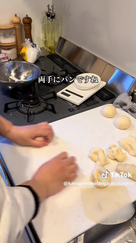 メロンパンの生地を丸める過程