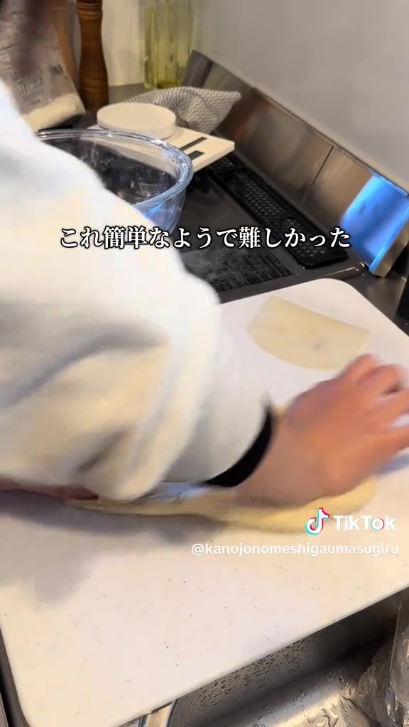 手のひらでパン生地をこねる様子