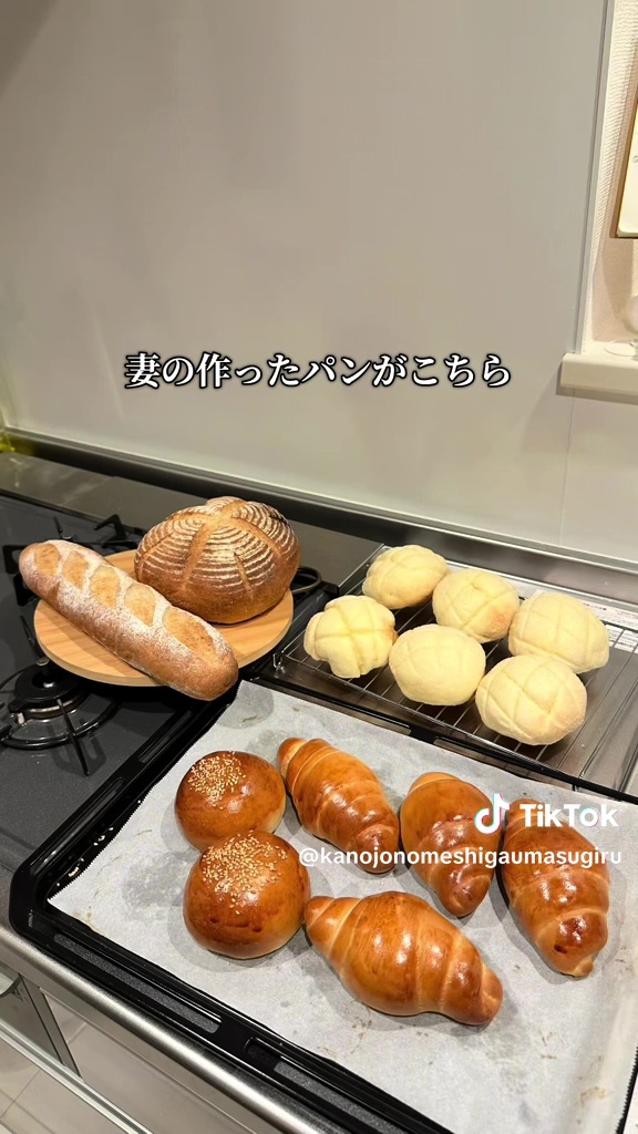 バゲットやメロンパン、ロールパンの盛り合わせ