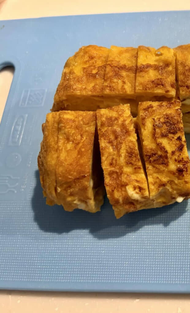 おいしそうに焼けた卵焼き！　お弁当用に切り分けて……