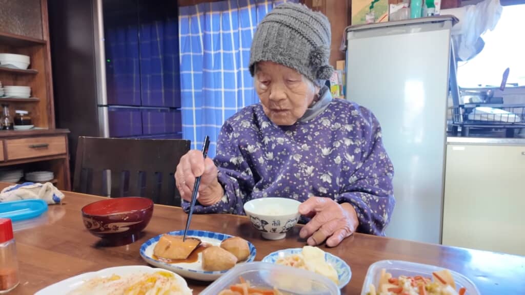 料理を味わう千代さん
