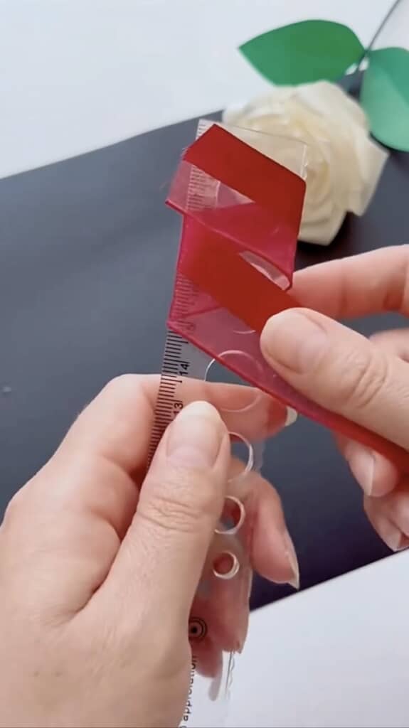 定規にリボンを巻き付けて……