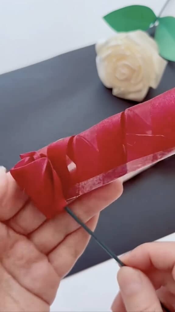 両面テープを貼ったら定規を取り、軸にリボンを巻いていきます