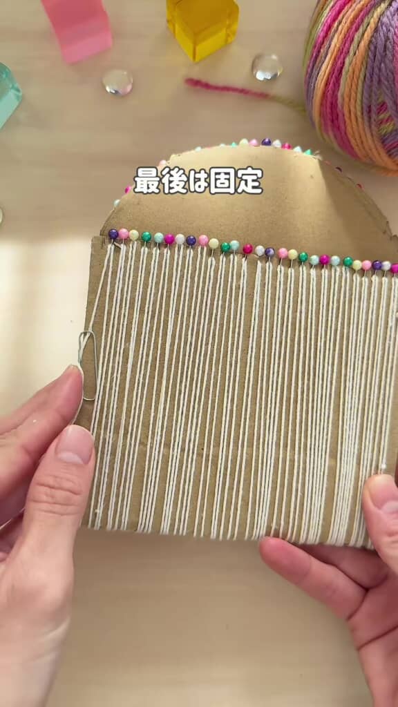 ダンボールに糸を掛けて準備している様子