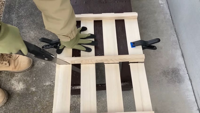 すのこのゲタに沿って板材を切る