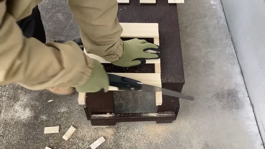 すのこの板材に沿ってゲタを切る