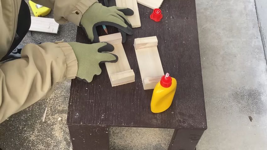 切り出した短いパーツを組み合わせる様子