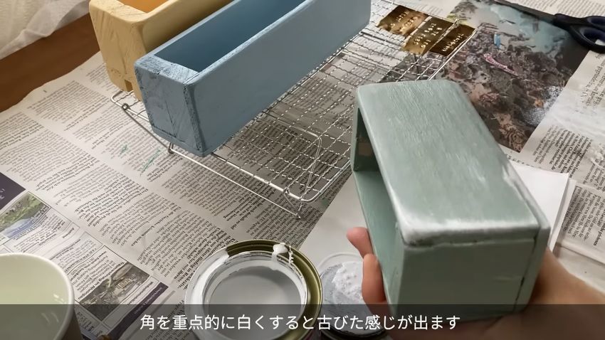 シリコーン塗料で角を白くし、使い込んだ感じを出す