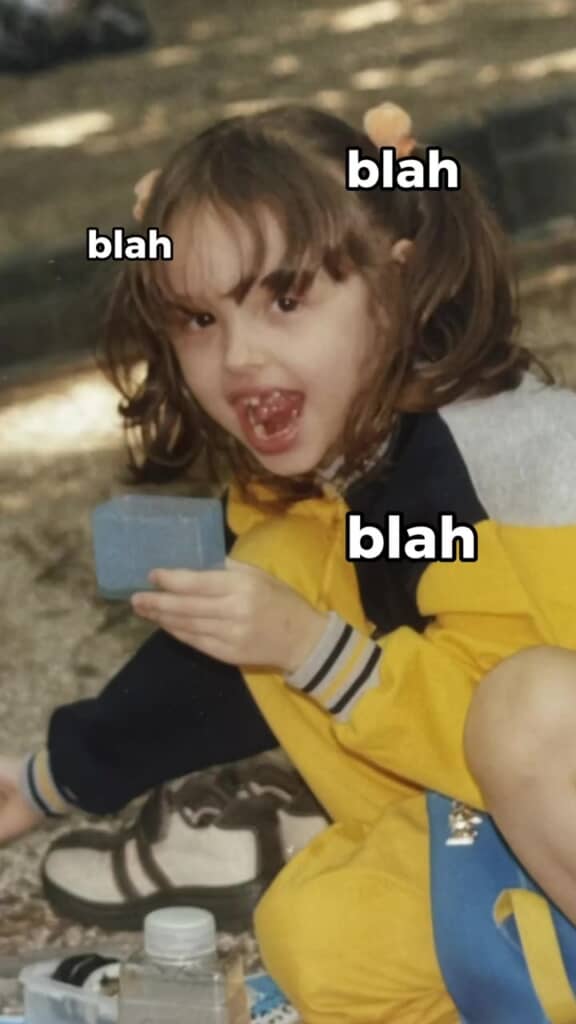 ウェーブがかった髪で無邪気に笑う幼少期のElinaさん