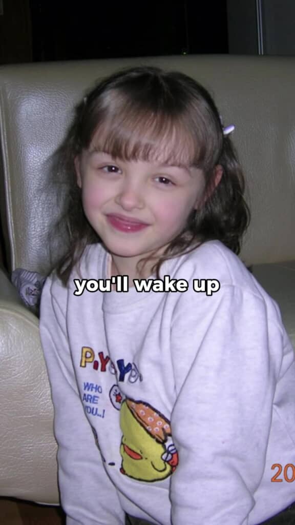 赤いほっぺとキャラクタートレーナーがかわいらしい少女時代