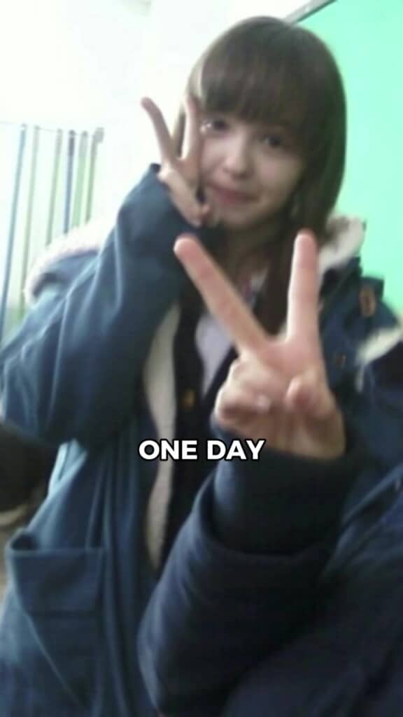 ティーン時代のElinaさん。前髪多めロングストレートでピースサイン