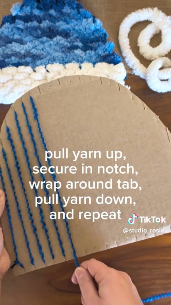 切り目に毛糸をかけます