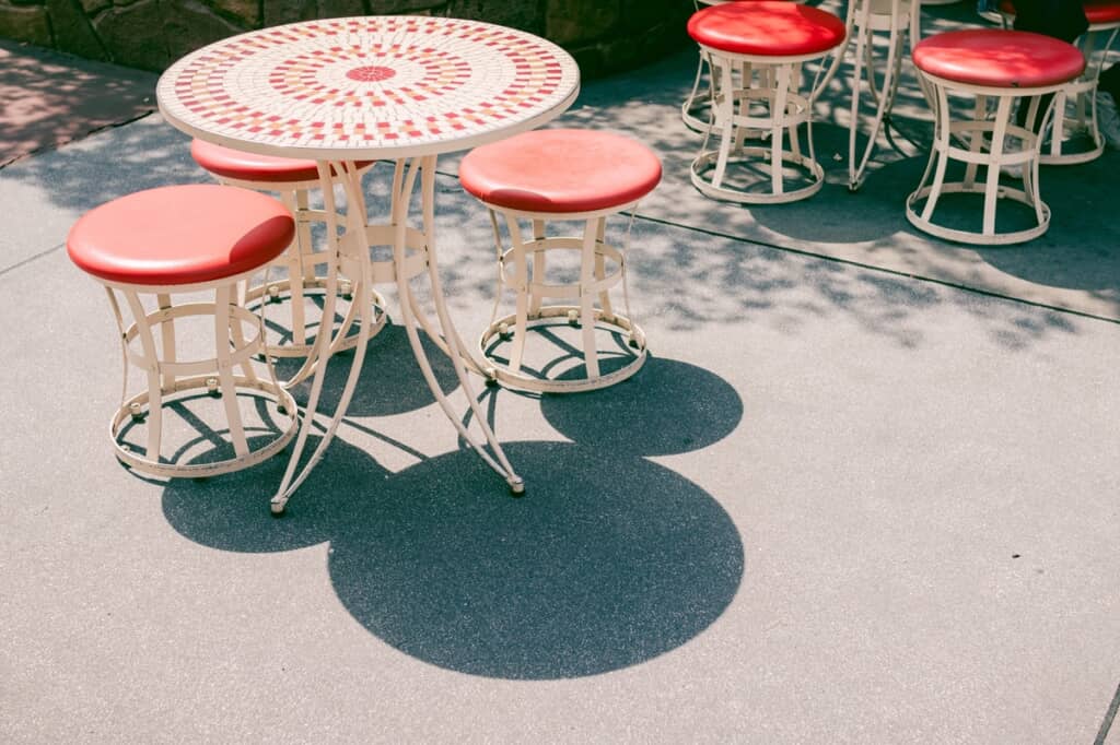 テーブルとイスがミッキーマウスの影に！