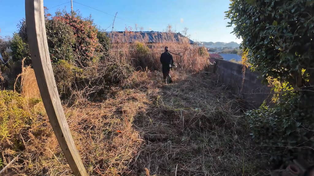 庭の奥へと刈りすすめていく