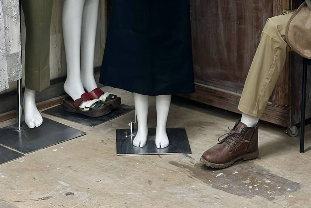 子ども用のマネキンにかぶせた姿は……