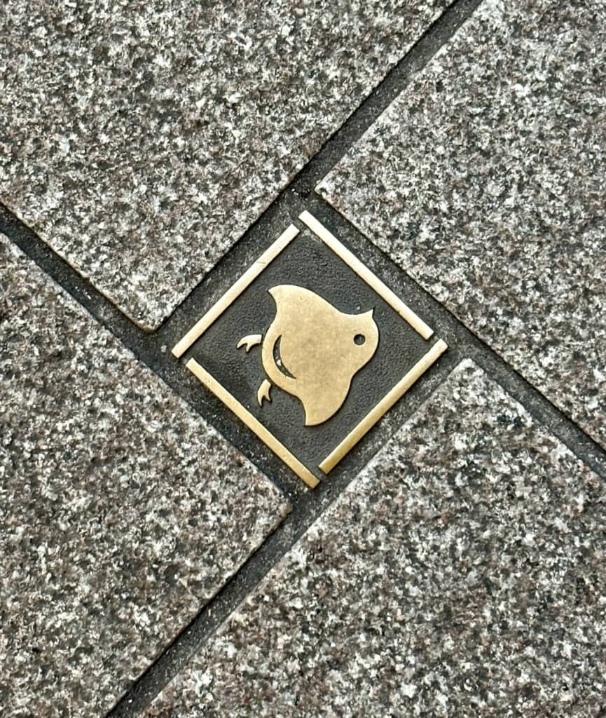 先斗町の路面に設置されている千鳥模様のプレート