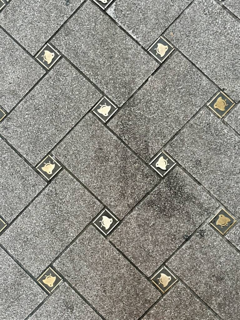 敷石の角に配置されている千鳥模様のプレート