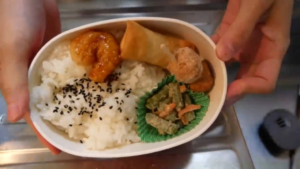 便利な冷凍食品にも頼って日々作っています