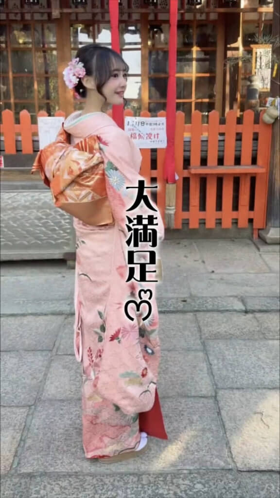 成人式でお祖母さまの振袖を着た岡本怜奈さん