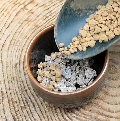 底石の上に土を入れる