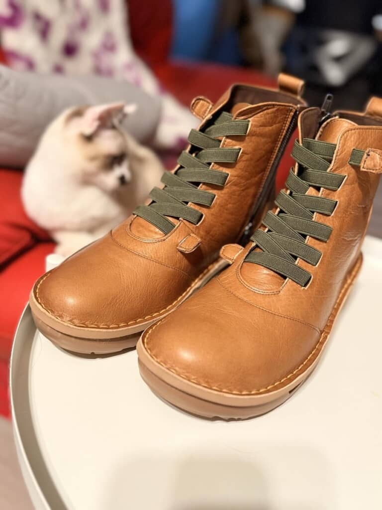 シンプルで洗練されたデザインの本革ブーツ。明るい色がかわいい！