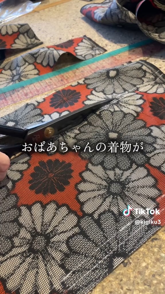 型をとって切り抜いていきます