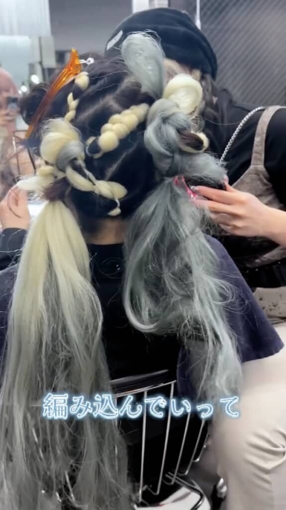 髪飾りのビーズを織り込みつつ編んでいきます