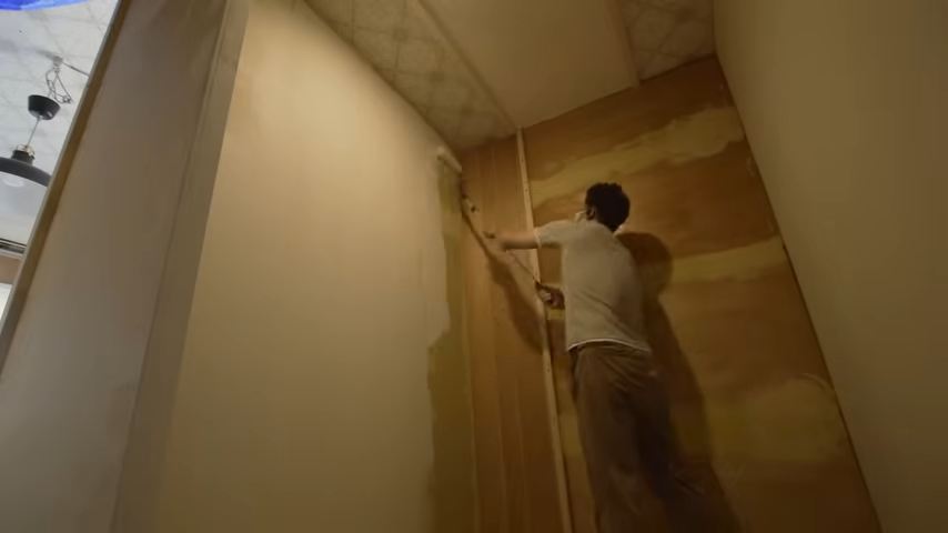 天井に壁紙を貼り、壁を塗装