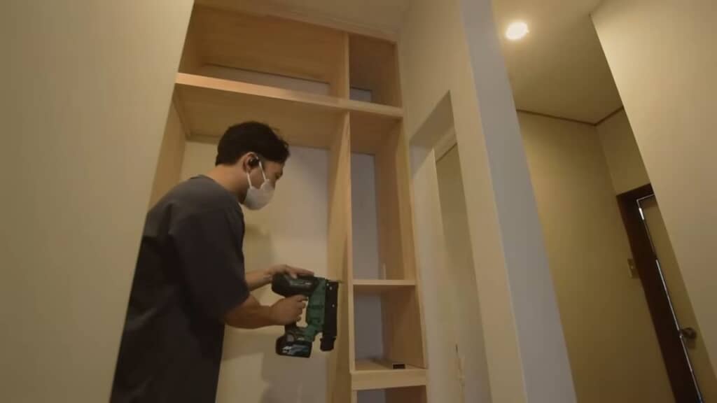 収納を組み立て