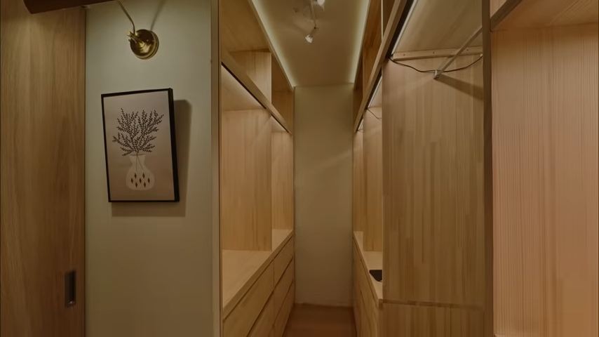 隣の書斎の入り口付近には装飾もできるスペースが