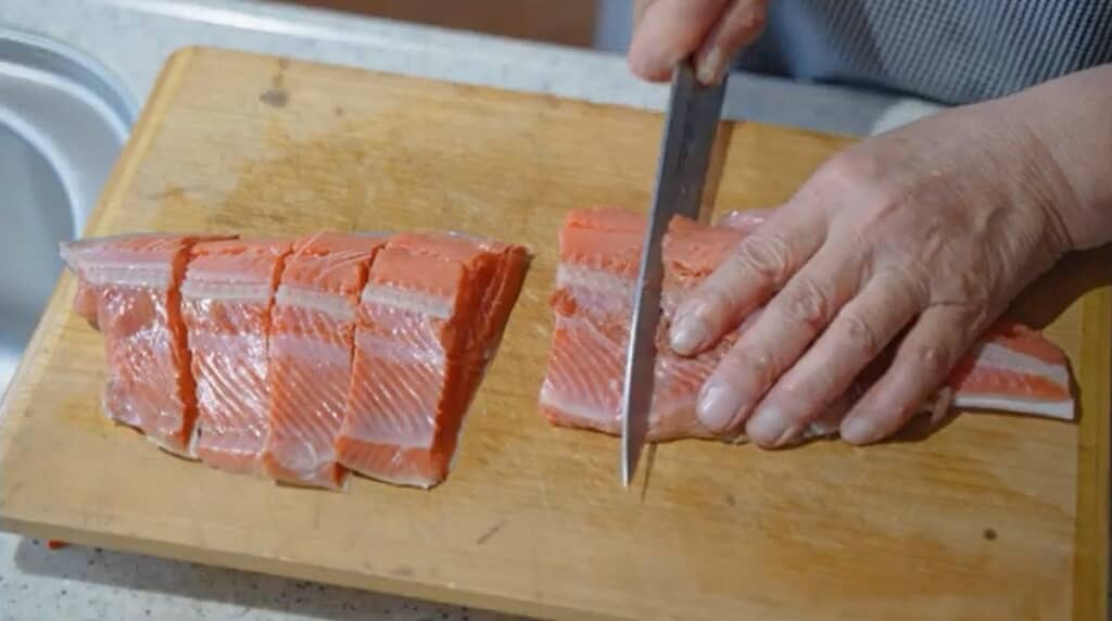 鮭を切っています