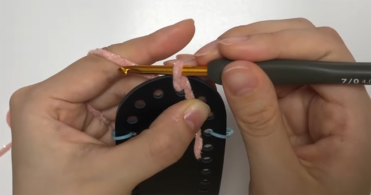 100均の毛糸4玉をコツコツ編んだら……　完成した“お出かけアイテム”に「素敵」「こんなのが編みたかった」 | 編み物 ねとらぼ