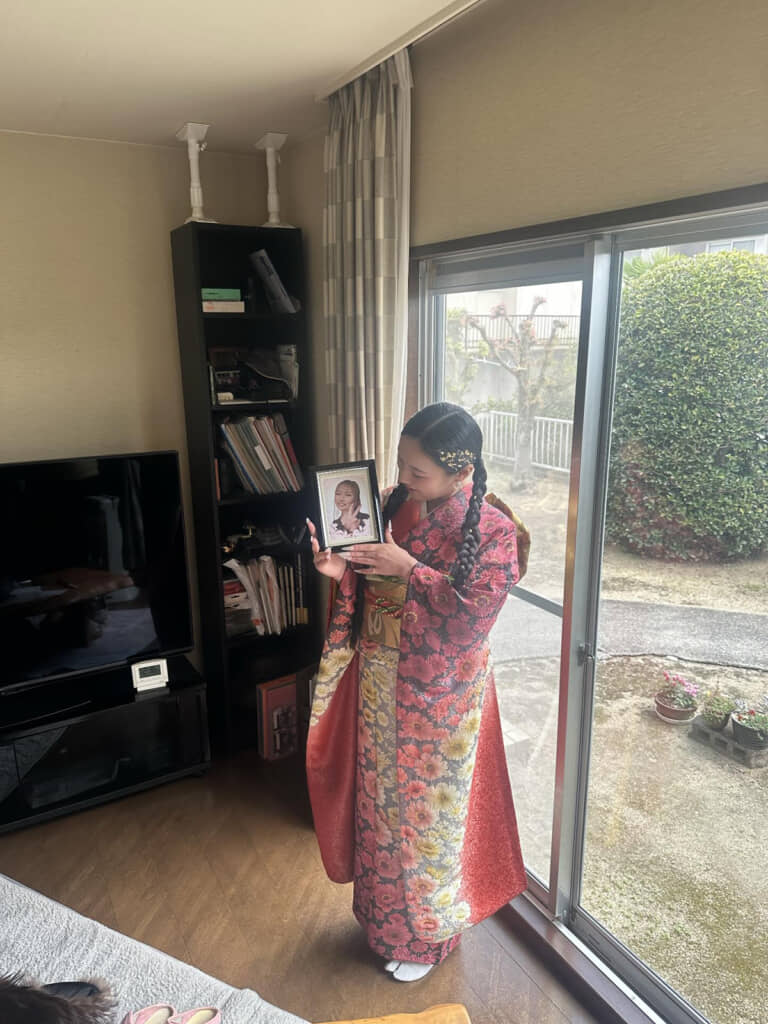 祖母の振袖を着て、亡き母の写真と一緒に記念撮影