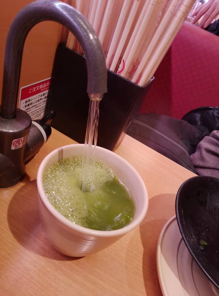 スシロー店内にあるテーブル備え付けの蛇口から4本に分かれて出てくるお湯