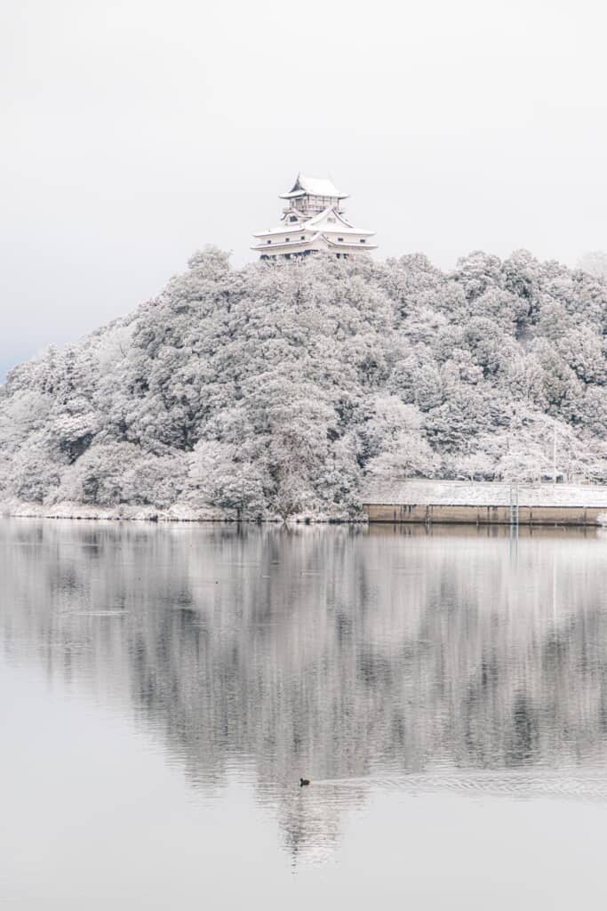 雪景色の犬山城……！