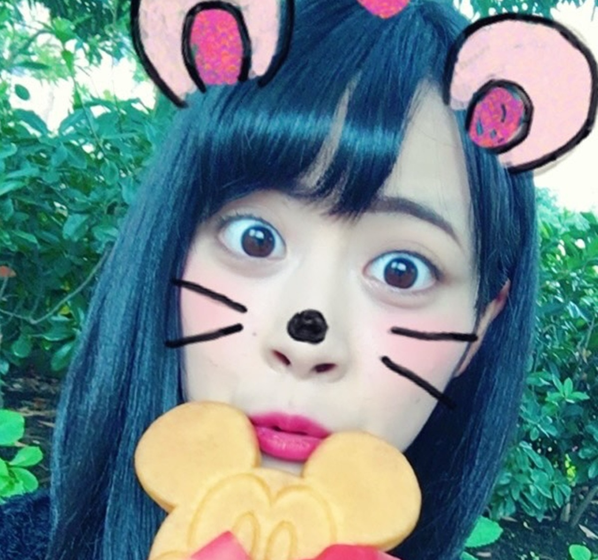 黒髪の透明感がある少女が10年後……「なんでやねん」　脳が混乱しそうな現在に「何があったんや！？」「逆ではなくて！？」（1/3） | 美容 ねとらぼ