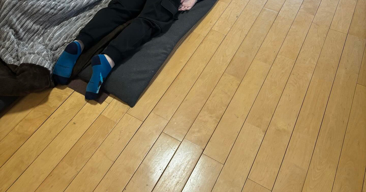 小1次男、学校が楽しみ過ぎて早起き→ふと見ると……　“まさかの光景”に「めっちゃ笑った」「もぅ全てが愛おしい」（1/2） | 教育・子育て ねとらぼ