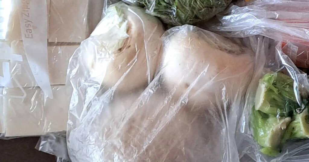 夫の実家から届いたカブ……それ以外にもなんかいろいろあるような