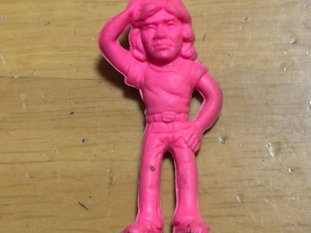 ピンク色のポーズをとった人型消しゴム