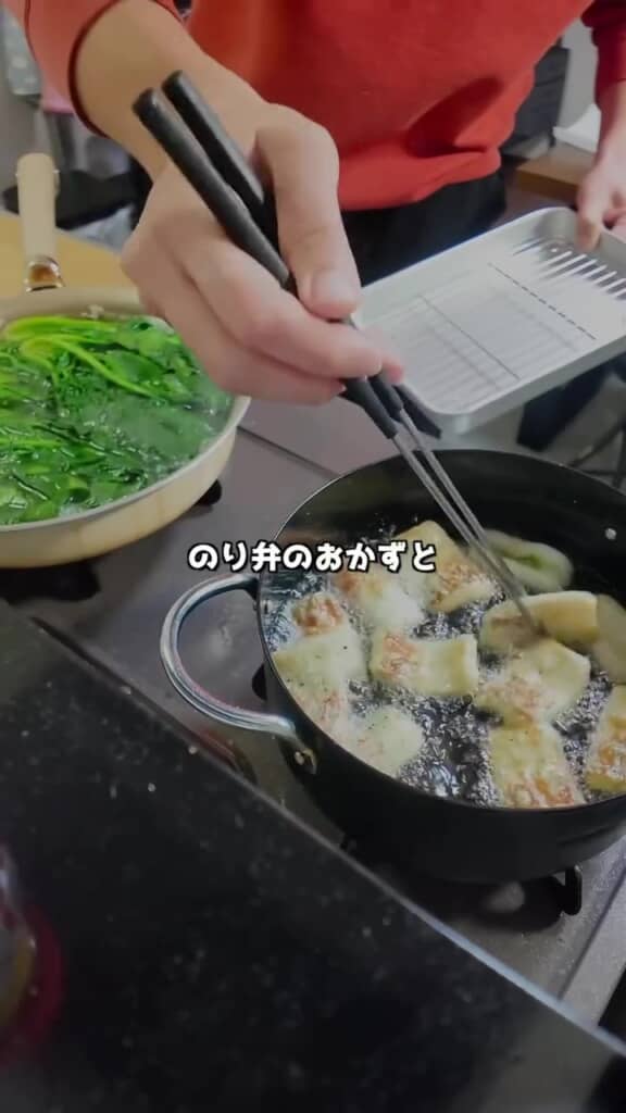 ほうれんそうをゆでながらちくわを揚げます