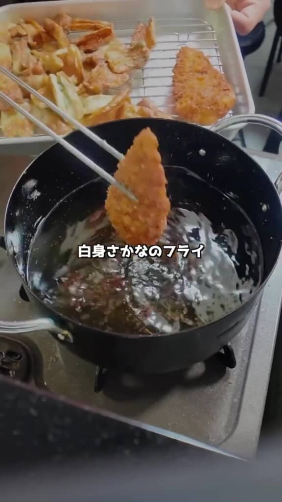 こんがりと揚げた白身魚のフライ