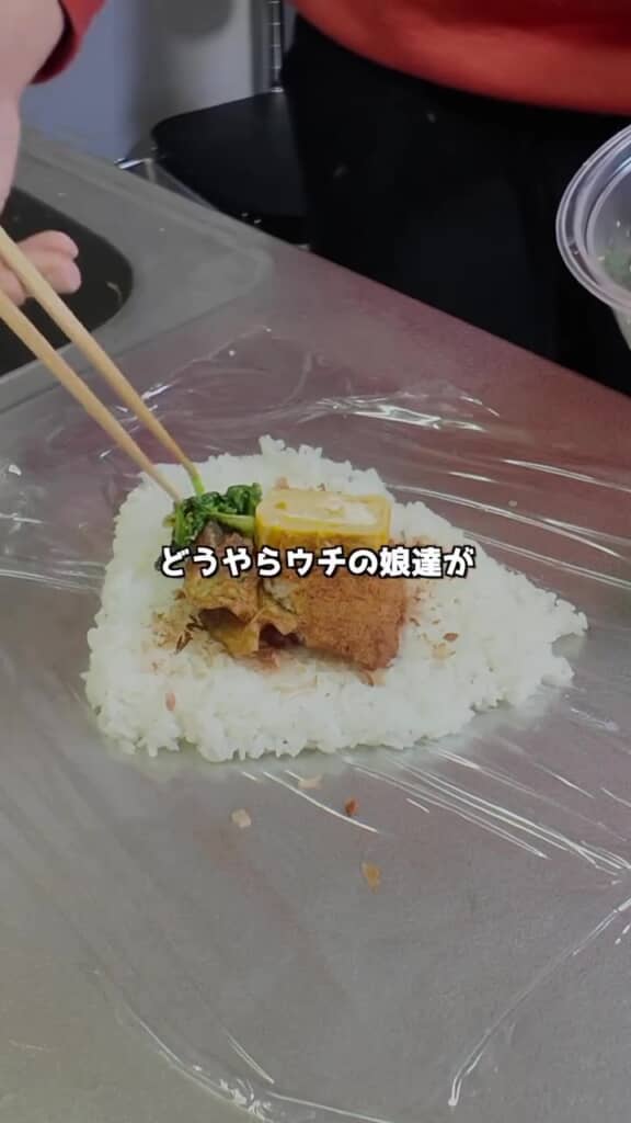 すべての具材をごはんに乗せて