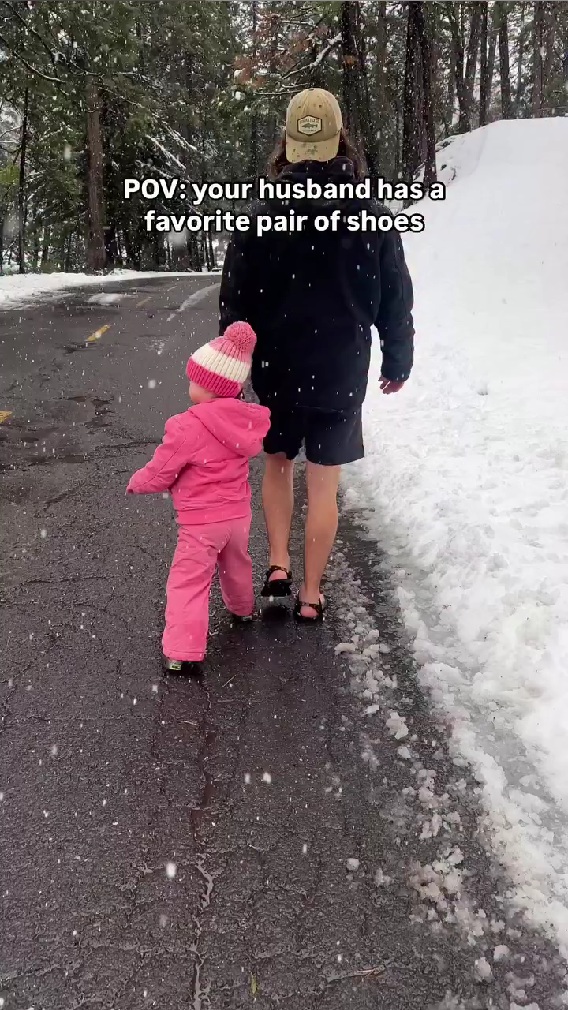 雪の中を歩く夫