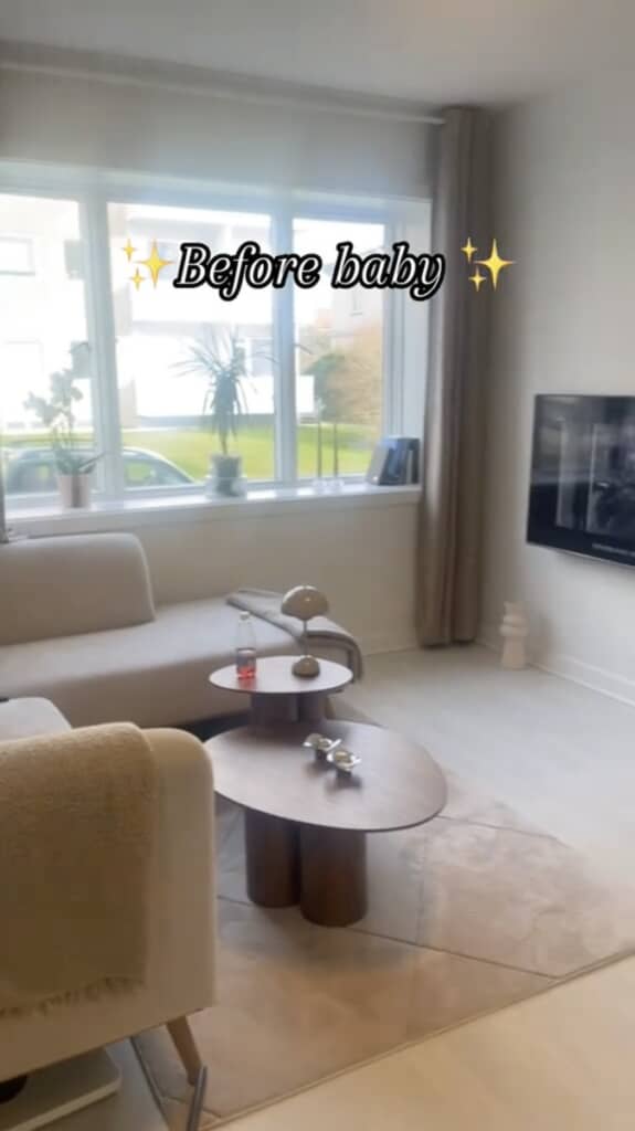 子どもが生まれる前の部屋。物が少なく整っています