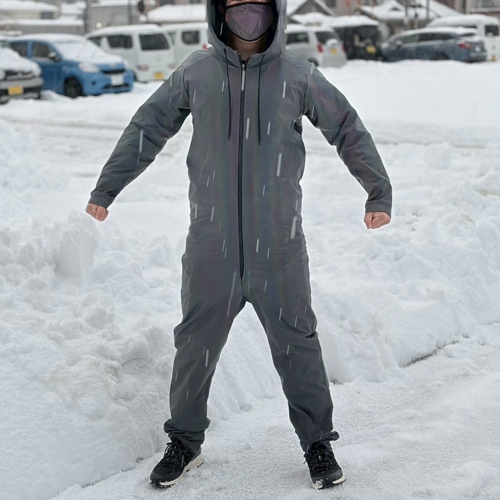 一見、地味な色の服のようですが……
